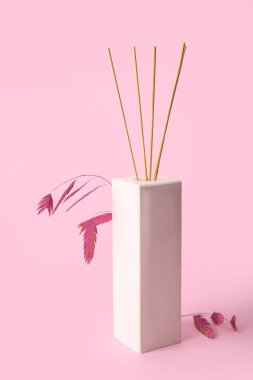 Pembe arka planda çiçek kamış ayırıcı