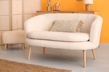 Oturma odasının içindeki beyaz kanepe, yakın plan.