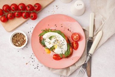 Hafif arka planda yumurtalı lezzetli sandviç tabağı.