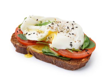 Beyaz arka planda yumurtalı lezzetli sandviç.