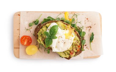 Beyaz arka planda yumurta ve lezzetli sandviçlerden oluşan ahşap tahta bir tahta.