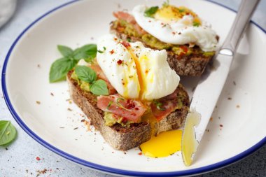 Gri arka planda yumurtalı lezzetli sandviçler.