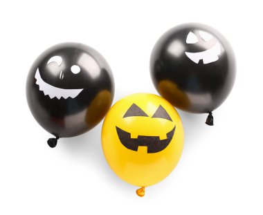 Beyaz arka planda yaratıcı Cadılar Bayramı balonları