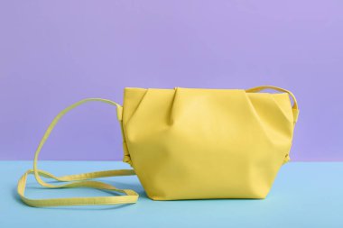 Renkli arkaplanda şık sarı çanta