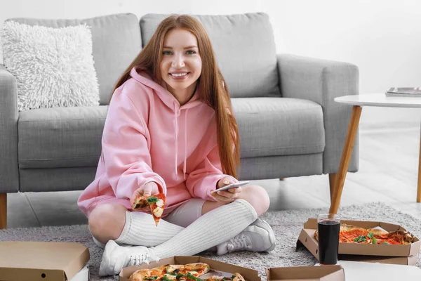 Mujer Joven Con Sabrosa Pizza Teléfono Móvil Casa — Foto de Stock