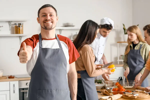Młody Mężczyzna Pokazuje Kciuk Podczas Lekcji Gotowania Kuchni — Zdjęcie stockowe