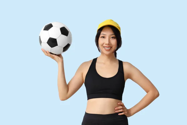 Šťastný Mladý Sportovní Asijské Žena Fotbalovým Míčem Modrém Pozadí — Stock fotografie