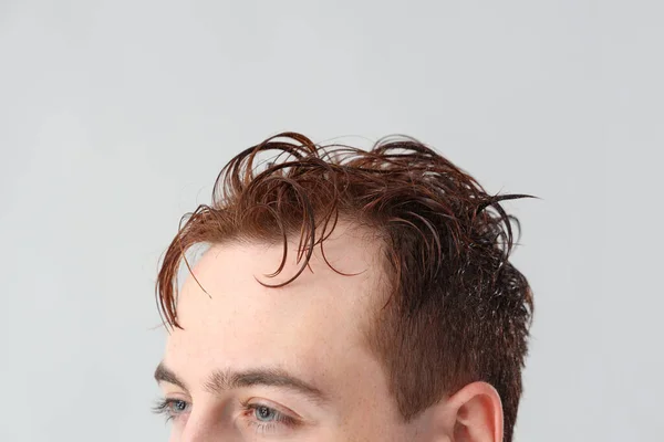 Mladý Muž Mokrými Vlasy Světlém Pozadí — Stock fotografie
