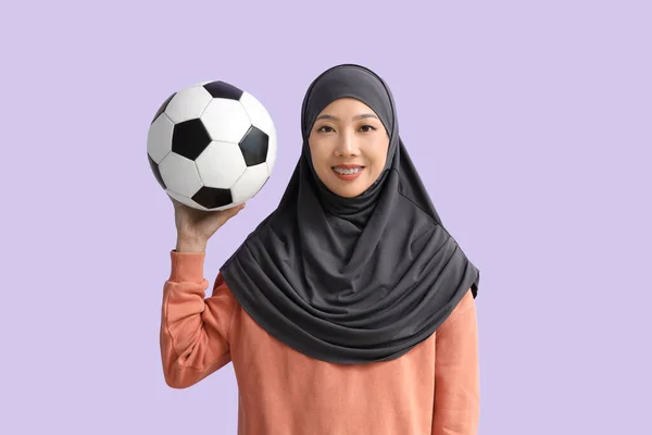 Junge Sportliche Asiatin Hijab Mit Fußball Auf Lila Hintergrund — Stockfoto