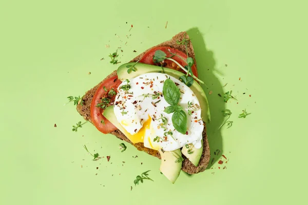 Yeşil Arka Planda Yumurtalı Lezzetli Sandviç — Stok fotoğraf