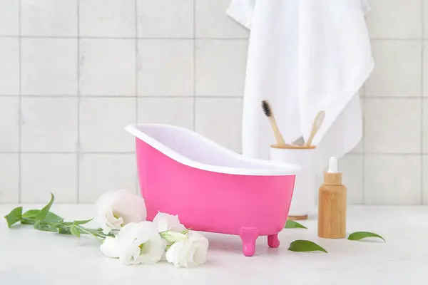 Small Bathtub Eustoma Flowers Bath Supplies Light Table — Stock Photo, Image
