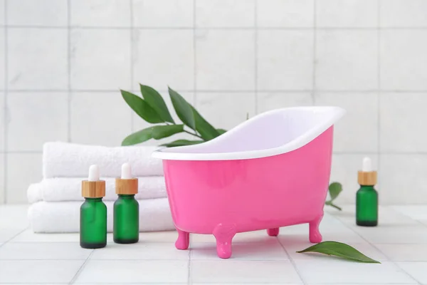Kleine Badkuip Schone Handdoeken Flessen Etherische Olie Plant Tak Lichte — Stockfoto