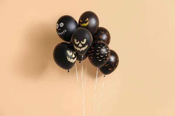 Différents Ballons Noirs Halloween Sur Fond Beige — Photo
