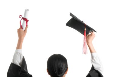 Mezuniyet şapkası ve beyaz arka planda diploması olan kadın.