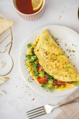 Hafif arka planda sebzeli lezzetli omlet.