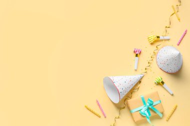 Soluk sarı arkaplanda farklı bir parti dekoru