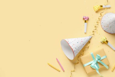 Soluk sarı arkaplanda farklı bir parti dekoru