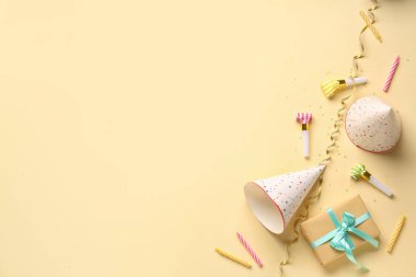 Soluk sarı arkaplanda farklı bir parti dekoru