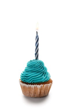 Beyaz arka planda mum olan enfes bir doğum günü pastası.