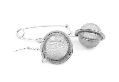 Metal çay aşılayıcıları beyaz arkaplanda izole edildi