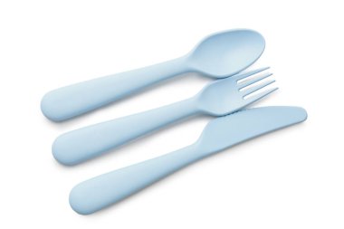 Beyaz arka planda bebek için plastik yeme aletleri