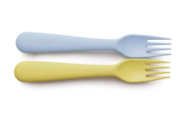 Beyaz arka planda bebek için plastik çatallar