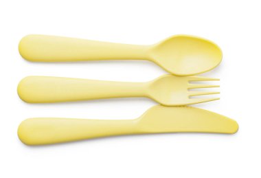 Beyaz arka planda bebek için plastik yeme aletleri