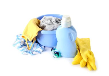 Kirli çamaşırlı plastik leğen, çamaşır deterjanı ve beyaz arka planda izole edilmiş lastik eldivenler.
