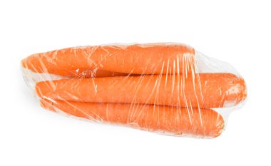 Beyaz arkaplana sarılı taze havuç