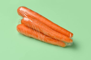 Renk arka planına sarılı taze havuç