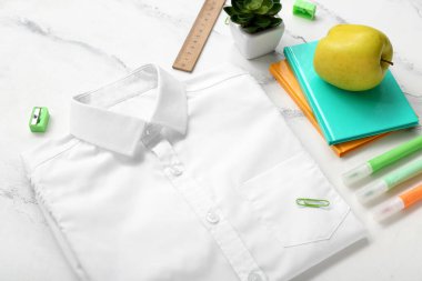 Grunge beyaz arka planda şık okul üniforması olan farklı bir kırtasiye.