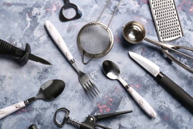 Mavi arka planda farklı mutfak aletleri