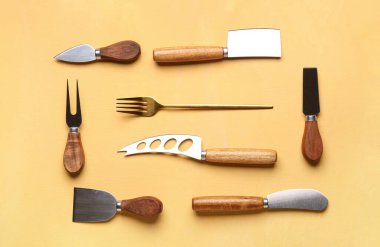 Sarı arka planda farklı mutfak gereçleri