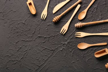 Siyah arka planda farklı ahşap mutfak aletleri