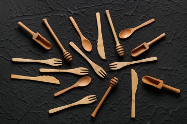 Siyah arka planda farklı ahşap mutfak aletleri