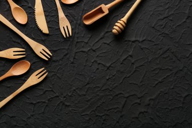 Siyah arka planda farklı ahşap mutfak aletleri