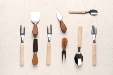 Çatallar, bıçaklar ve kaşıklar arka planda