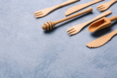 Mavi arka planda farklı ahşap mutfak aletleri