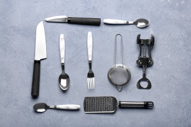 Mavi arka planda farklı mutfak aletleri