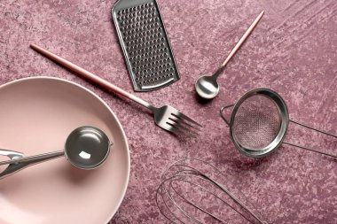 Mor arka planda farklı mutfak aletleri