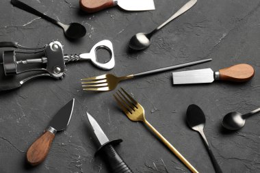 Siyah arkaplanda farklı mutfak aletleri