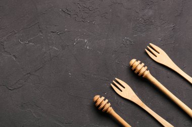 Tahta ballı kazıcılar ve siyah arka planda çatallar.