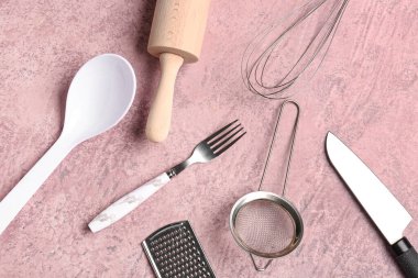 Pembe arka planda farklı mutfak aletleri