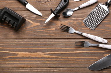 Ahşap arka planda farklı mutfak aletleri
