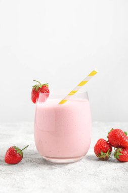 Masada bir bardak lezzetli çilekli smoothie.