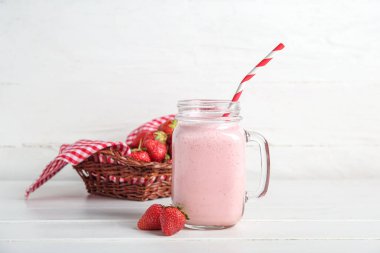 Masada bir kavanoz lezzetli çilekli smoothie var.