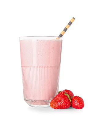 Beyaz arka planda izole edilmiş lezzetli çilekli smoothie.