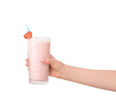 Beyaz arka planda bir bardak lezzetli çilekli smoothie tutan kadın.