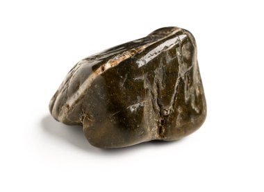 Beyaz arkaplanda güzel bir çakıl taşı