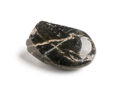 Beyaz zemin üzerinde siyah çakıl taşı